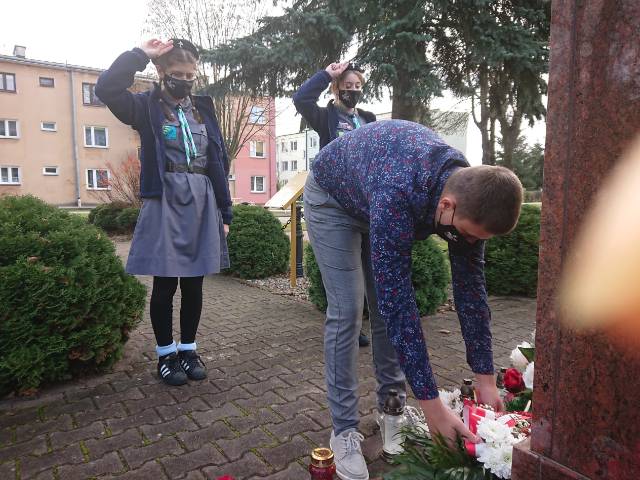 Złożenie kwiatów przed pomnikiem Marszałka Józefa Piłsudskiego